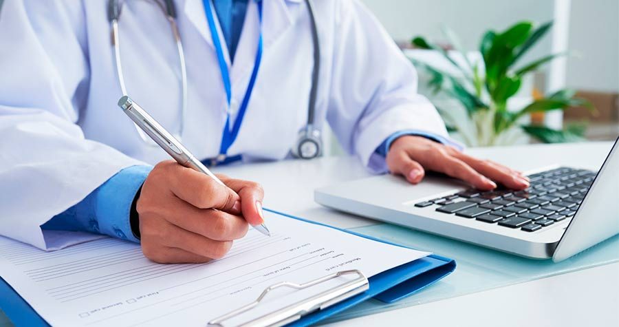 Médico urologista redigindo um checklist no consultório
